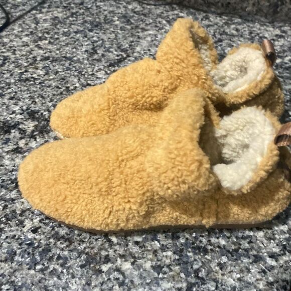 Gb Gianni Bini Women's Cozy-up Faux Shearling Slippers Tan size 9 - Picture 1 of 3